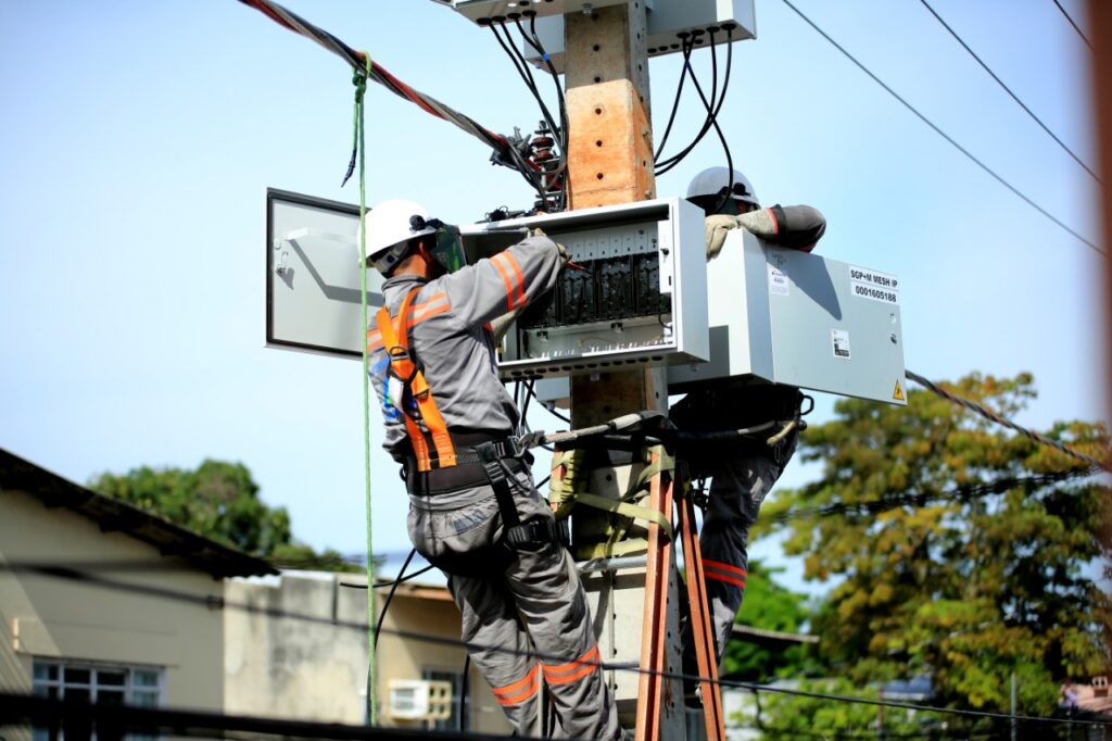 Técnicos fazem manutenção em rede de energia elétrica
