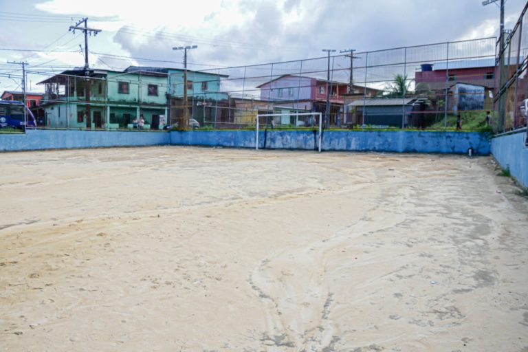 Vídeo mostra momento exato de ataque criminoso em campo de futebol em Manaus