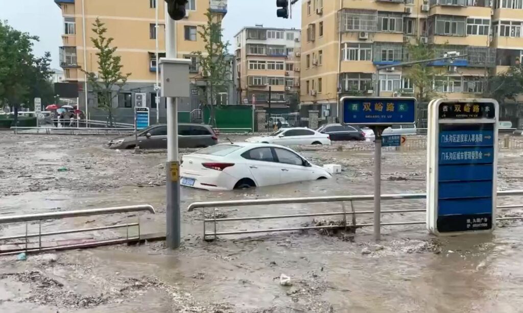 Chuva transforma ruas em rios em Pequim