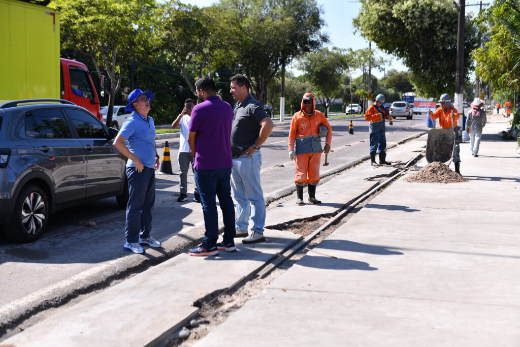Prefeitura inicia reparo em trecho danificado da ciclovia da Ponta Negra