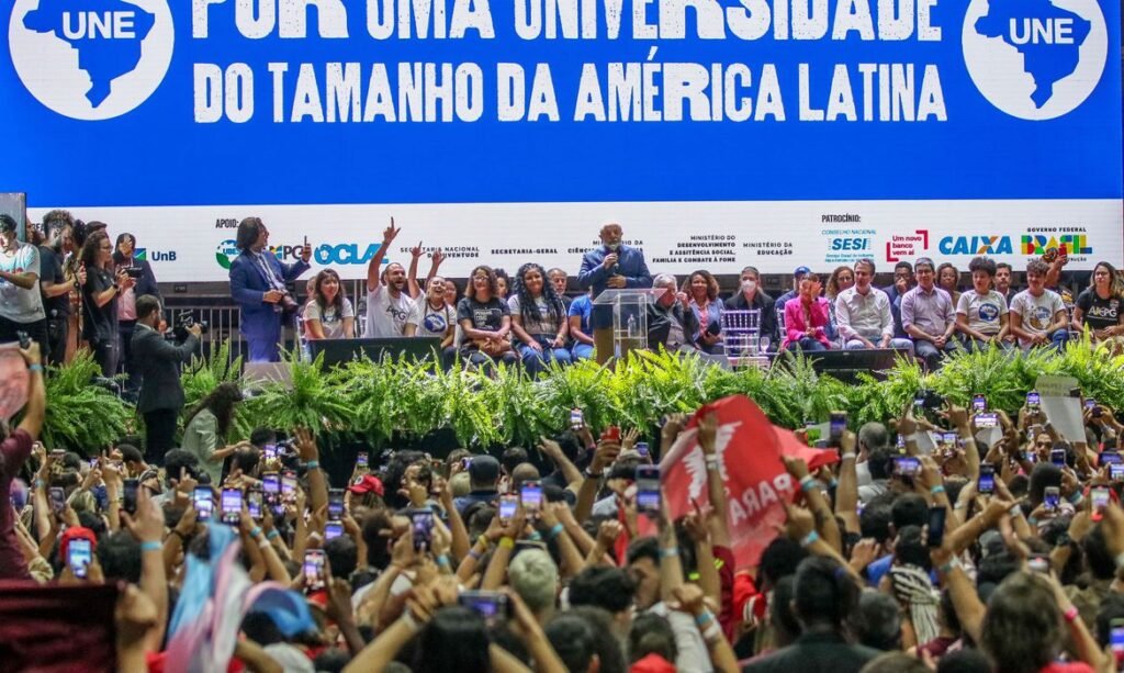Em congresso na UNE Lula promete mais universidades