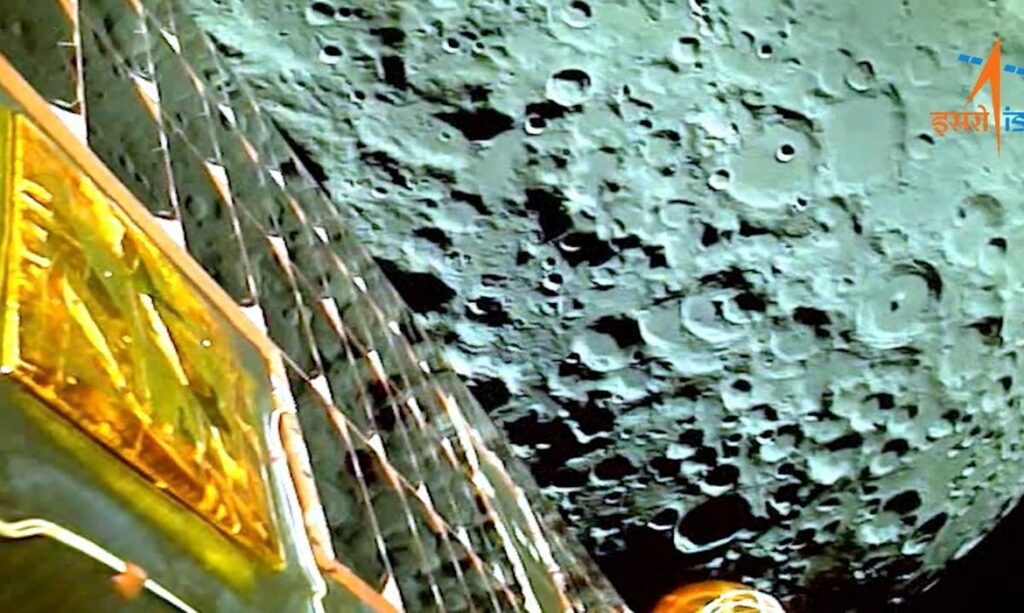 Índia pousa sonda espacial no sul da Lua e alcança novo feito