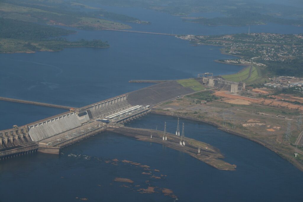 Vista aérea da represa de Tucuruí.