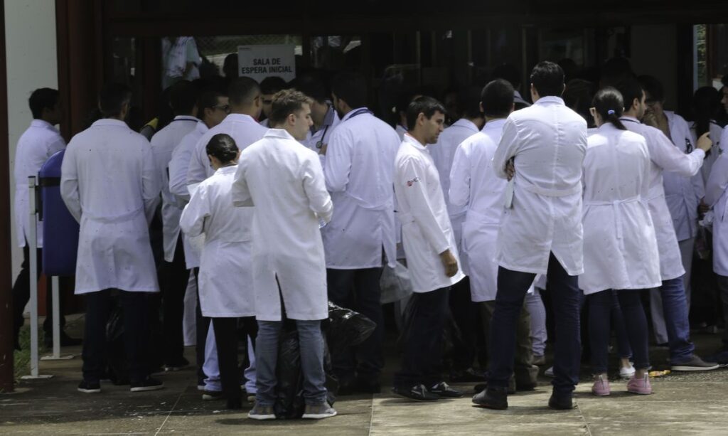 Candidatos aguardando realização do revalida.