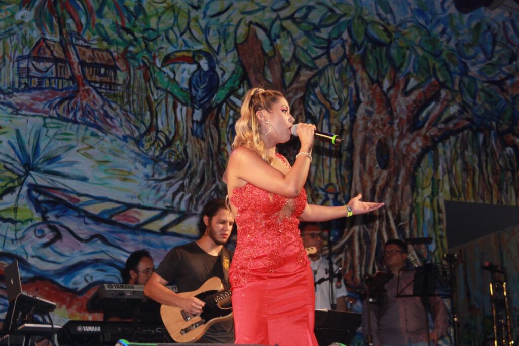 A cantora Luanita Rangel interpretando a música 'meu amor' no Fecani 2023.