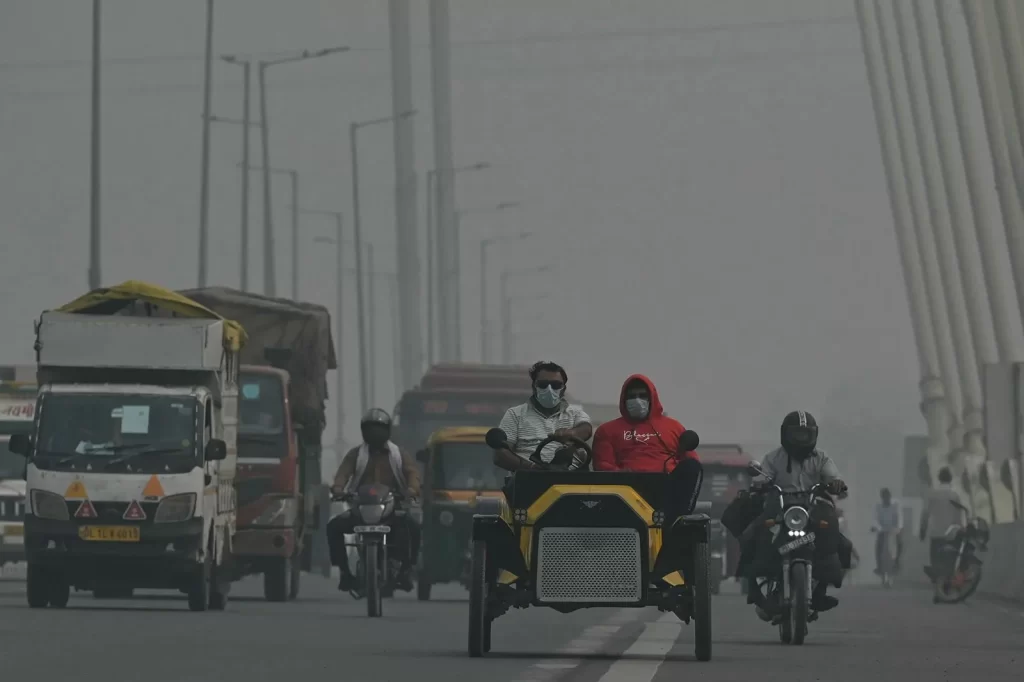 Cidadãos de Nova Délhi, capital da Índia, em meio ao ar poluído.
