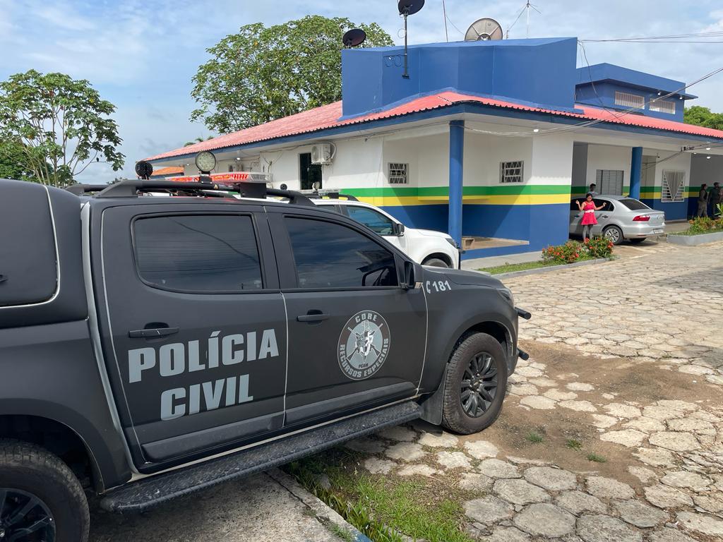 Policia civil depois da apreensão de um homem pelos crimes de tentativa de homicidio, trafico de drogas e organização criminosa