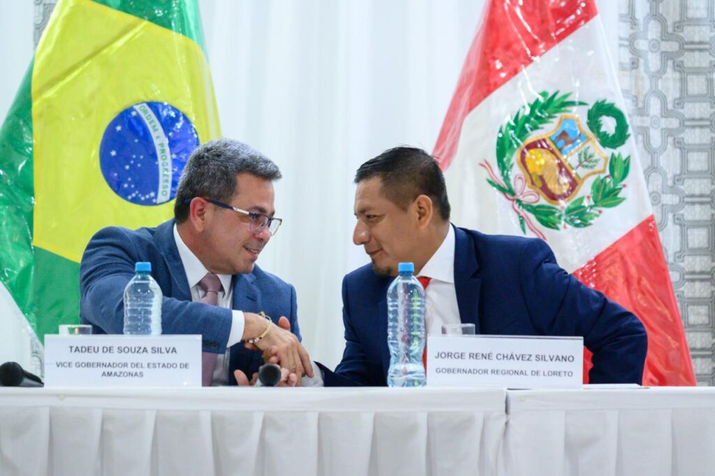 Tadeu-de-Souza-e-governador-Rene-Chavez-em-evenro-Brasil-Peru-03_Foto-Ricardo-Machado_SGVG