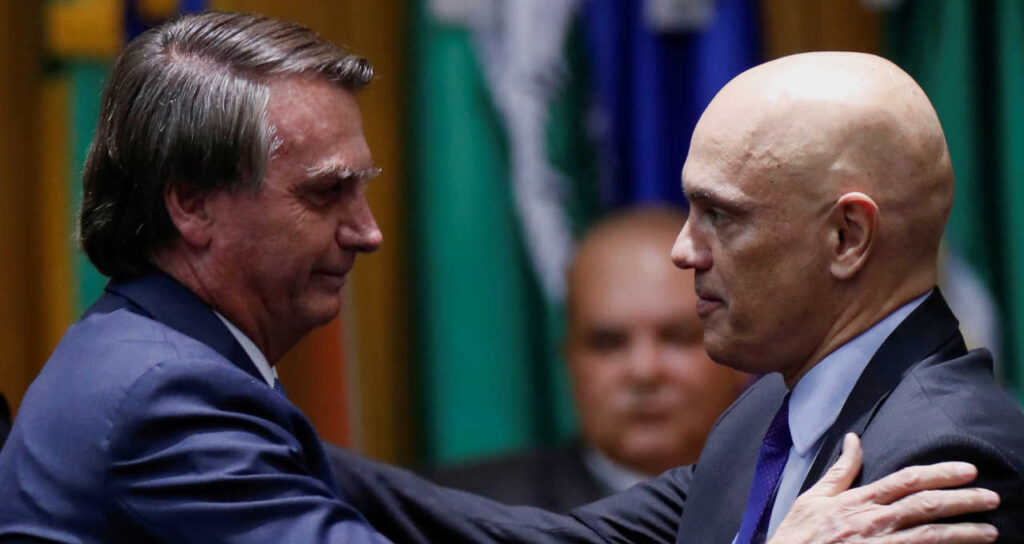 O ministro Alexandre de Moraes afirmou em decisão na tarde desta quarta-feira (24) não ter visto irregularidades na ida do ex-presidente Jair Bolsonaro à embaixada da Hungria.