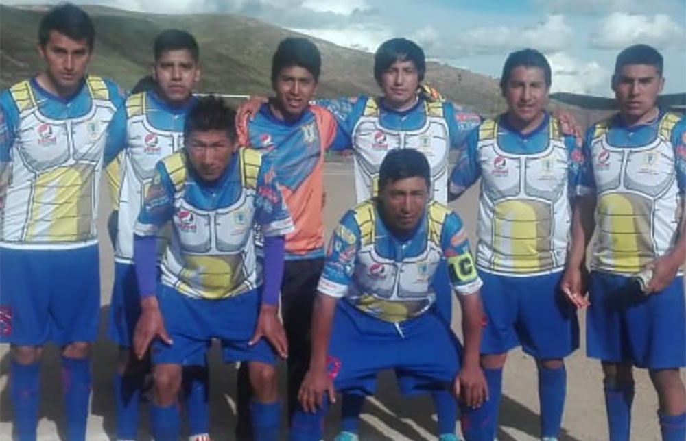 Jogadores do Deportivo Los Sayayines com uniforme que faz alusão a armadura dos saiyajins, além de obviamente o nome.