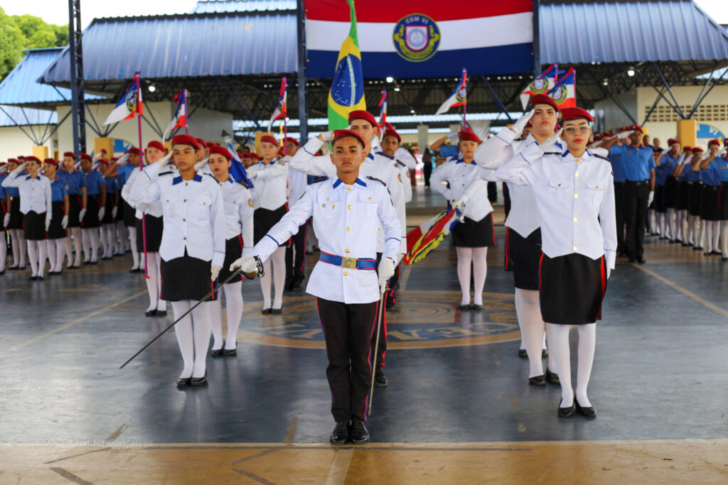 Cerimonial para entrega de condecorações militares em colégios militarizados