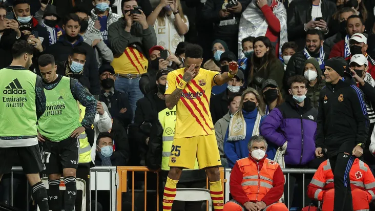 Aubameyang celebra gol contra o Real Madrid imitando o gesto de teletransporte e com uma esfera do dragão de Dragon Ball.
