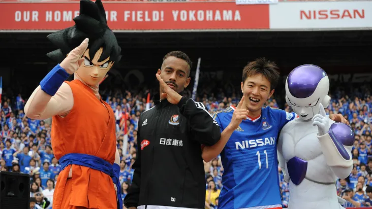 Personagens de Dragon Ball, Goku e Freeza comparecerem em 2022 a um jogo do Yokohama Marinos, do Japão. Na foto, à esquerda, o jogador Ademilson, revelado pelo São Paulo