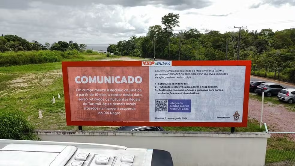 instalado outdoors sobre retirada de flutuantes do Tarumã, em Manaus