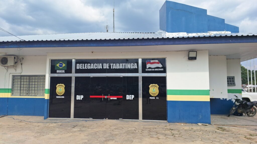 A Polícia Civil do Amazonas (PC-AM), por meio da Delegacia Especializada de Polícia (DEP) de Tabatinga (a 1.108 quilômetros de Manaus), cumpriu, no sábado (27), mandado de prisão preventiva de um homem, 23, por estupro de vulnerável em continuidade delitiva praticado contra sua sobrinha, uma criança de 8 anos. A prisão ocorreu na residência do autor, no município.