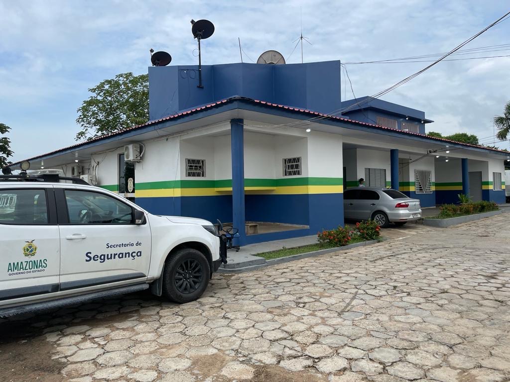 A Polícia Civil do Amazonas (PC-AM), por meio da Delegacia Interativa de Polícia (DIP) de Coari (a 363 quilômetros de Manaus), cumpriu, na quinta-feira (25/04), mandado de prisão preventiva de Rosenildo Gomes Garcia, 33, conhecido por “Estrela”, apontado como mandante do homicídio de Jonatas Amorim Anastácio, que tinha 25 anos. O crime foi cometido na segunda-feira (22/04), na rua 5 de Setembro, no município.