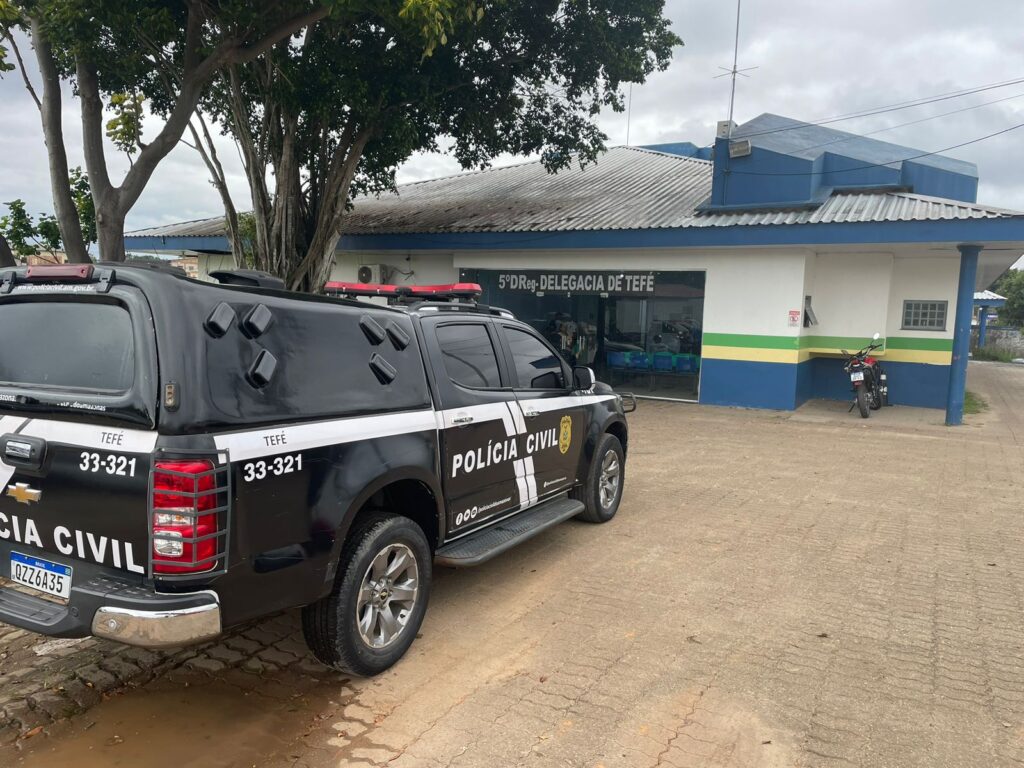 A Polícia Civil do Amazonas (PC-AM), por meio da Delegacia Especializada de Polícia (DEP) de Tefé (a 523 quilômetros de Manaus), cumpriu, na quinta-feira (09/05), mandado de prisão preventiva de um homem, 31, por estupro de vulnerável contra uma criança de 11 anos. A vítima era enteada do autor quando o crime ocorreu, no dia 25 de março de 2023.