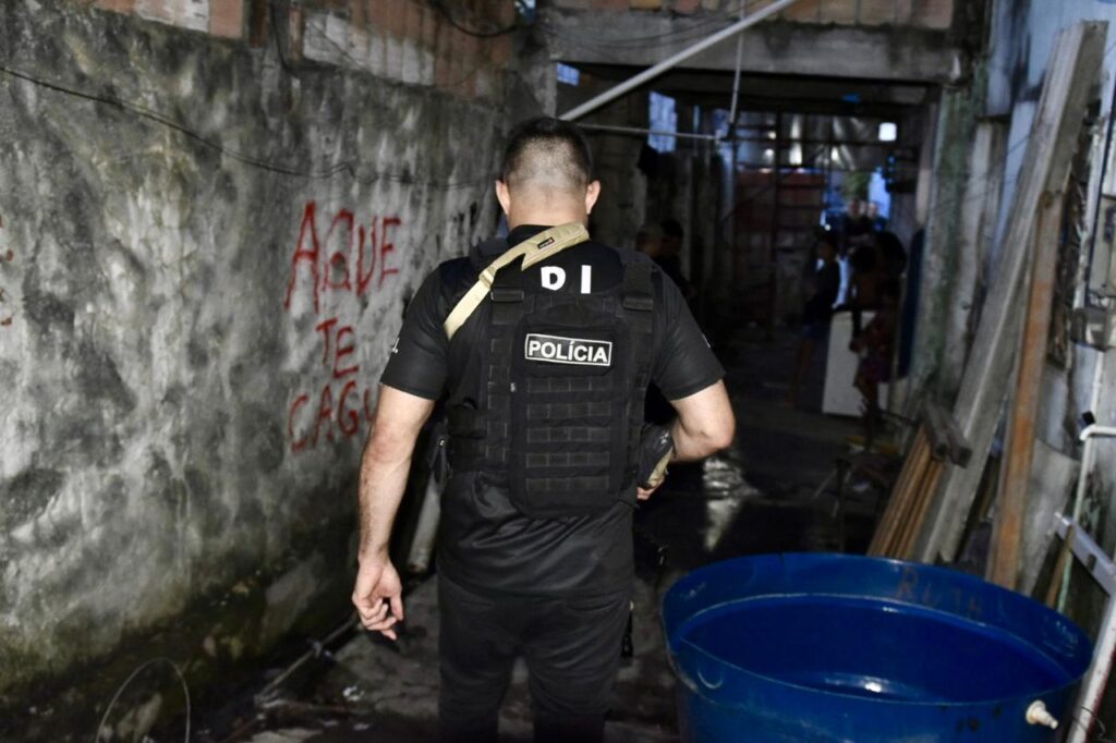 A Polícia Civil do Amazonas (PC-AM), por meio do Departamento de Investigação sobre Narcóticos (Denarc), com apoio da Polícia Militar do Amazonas (PMAM), deflagrou na manhã desta terça-feira (23/04) a Operação Acesso Livre. A ação resultou no cumprimento de nove mandados de busca e apreensão por tráfico de drogas no bairro Praça 14 de Janeiro, zona sul de Manaus. Mais de 90 policiais civis e militares participaram da operação.