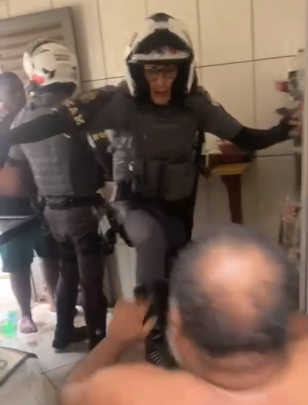 Imagens registradas por moradores mostram policiais militares agredindo um jovem e um homem cadeirante durante abordagem em Piracicaba, no interior de São Paulo. O caso aconteceu na tarde desta segunda-feira (1), no bairro Cantagalo.