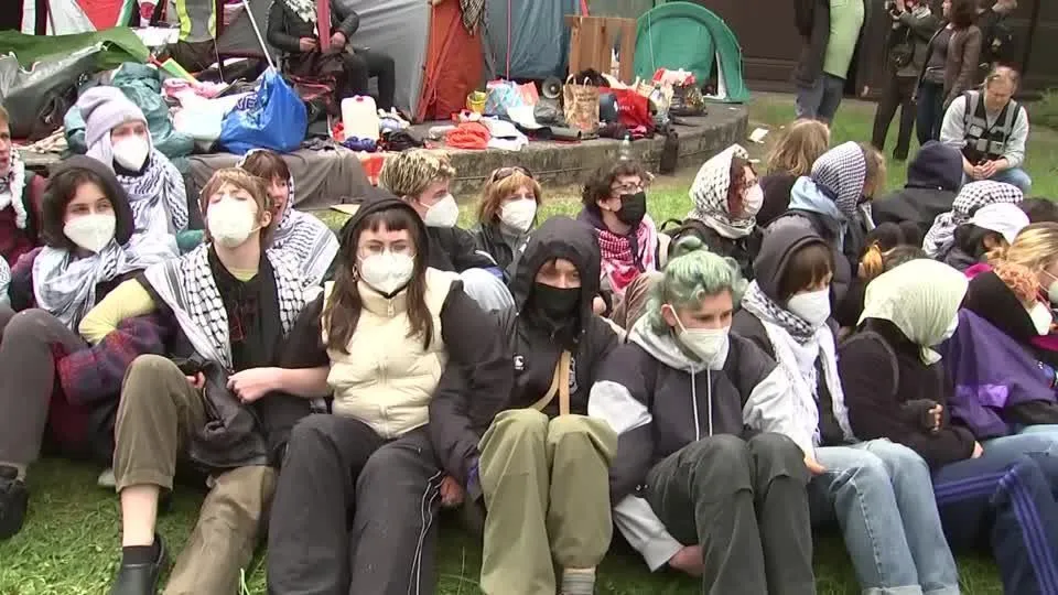 A polícia alemã esvaziou um acampamento de protestos pró-Palestina que ocupava um pátio na Freie Universitaet de Berlim nesta terça-feira (7).