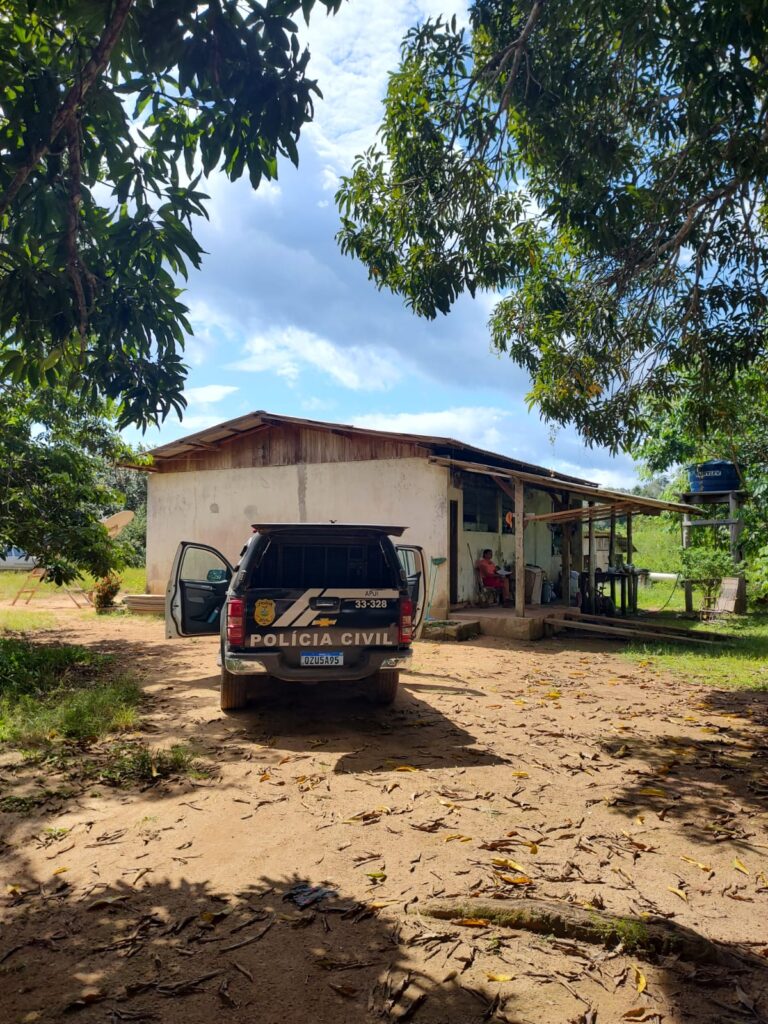 A Polícia Civil do Amazonas (PC-AM), por meio da 71ª Delegacia Interativa de Polícia (DIP) de Apuí (a 453 quilômetros de Manaus), prendeu em flagrante, na segunda-feira (14), Marciano das Chagas Wizniaki, 22, por posse de arma de fogo e ameaça. A prisão ocorreu na comunidade Mata-Matá, naquele município.