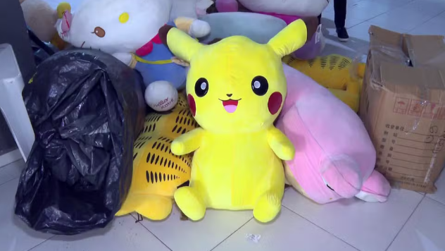 Pikachu falsificado encontrado em galpão em Inhaúma 