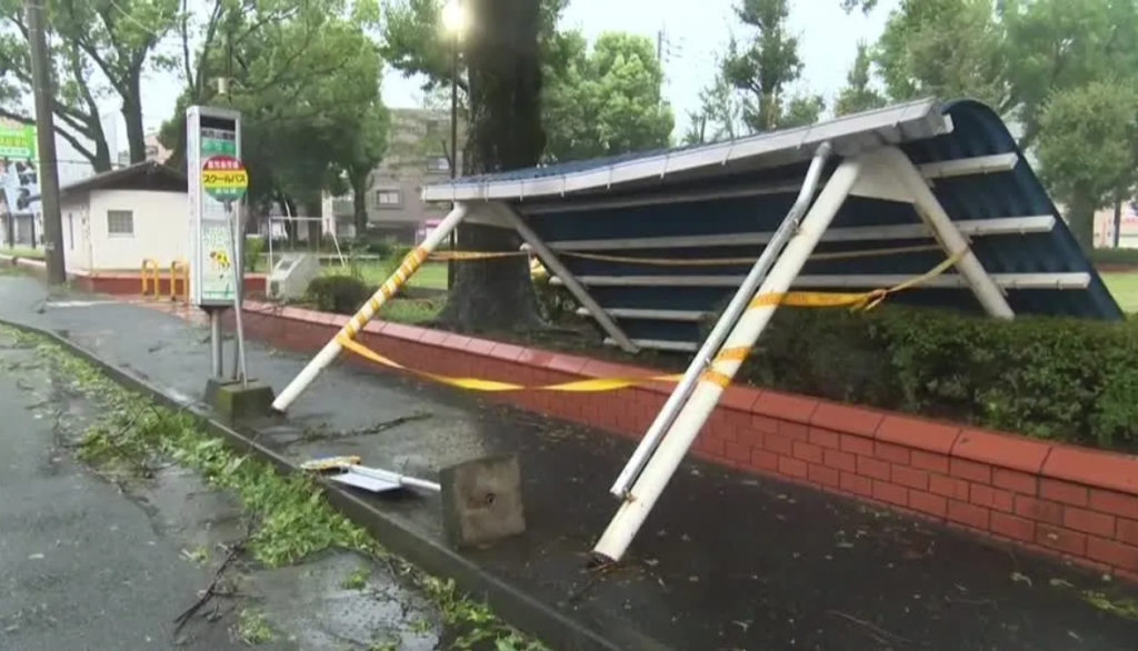 Ponto de ônibus destruído após passagem do tufão Shanshan no Japão 