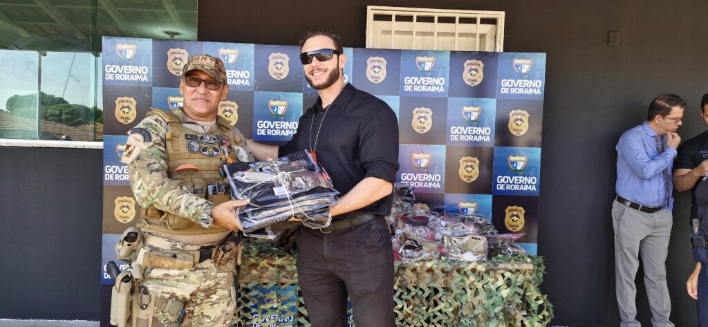 A PCRR (Polícia Civil de Roraima) realizou nesta quinta-feira, 16, a entrega de novos uniformes táticos e ferramentas operacionais ao GRT (Grupo de Resposta Tática), em celebração ao aniversário da unidade. O GRT é reconhecido como a linha de frente das principais operações da Polícia Civil, desempenhando um papel fundamental no combate à criminalidade no Estado.