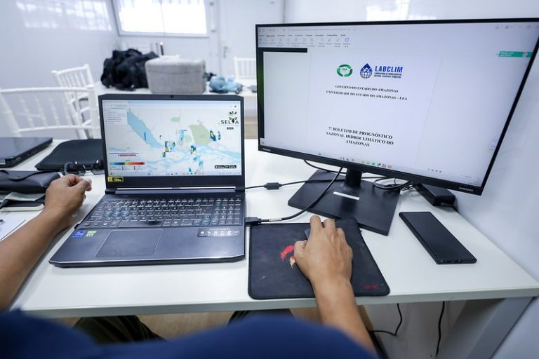 O Governo do Amazonas, por meio da Universidade do Estado do Amazonas (UEA), está auxiliando na implementação de cabos de fibra ótica, que levarão internet para 12 municípios do estado. Obra do Governo Federal conta com o auxílio da plataforma Selva e do boletim sazonal hidroclimático da universidade para a instalação de mais de mil quilômetros de cabos ao longo dos rios da região, firmando o compromisso do Estado em promover uma educação capacitada para transformar a Amazônia.