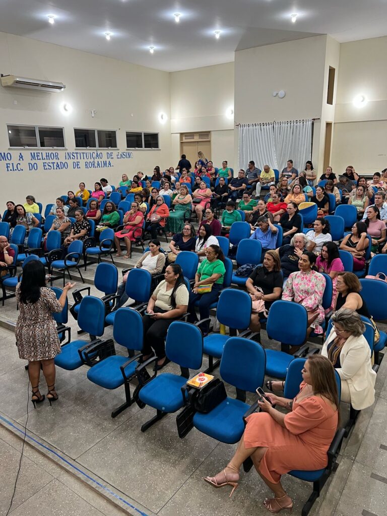 O Núcleo de Tecnologia Educacional e o LabCrie (Laboratório de Criatividade e Inovação para Educação Básica) da Seed (Secretaria de Educação e Desporto), está promovendo a formação Recursos Educacionais Digitais para professores auxiliares da capital. O curso, que teve início na segunda-feira, 17, e encerra a primeira turma nesta sexta-feira, 21.