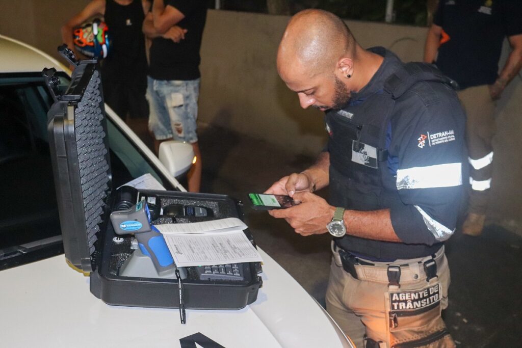 O Departamento Estadual de Trânsito do Amazonas (Detran-AM), por meio da equipe de Fiscalização, registrou 195 procedimentos de alcoolemia entre a noite de sexta-feira (28/02) e a noite de domingo (02/03), durante a Operação Lei Seca – Carnaval 2025. As ações para redução do número de acidentes com vítimas lesionadas e fatais nesse período festivo seguirá até a Quarta-Feira de Cinzas (05/03).