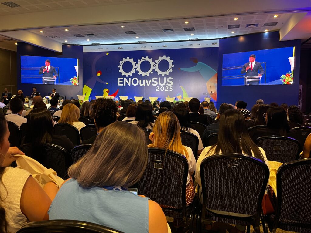 A Secretaria de Saúde participa do Encontro Nacional de Ouvidorias do SUS, evento que reúne representantes de todas as regiões do Brasil para discutir e fortalecer o papel das Ouvidorias no SUS (Sistema Único de Saúde), promovendo a troca de experiências e a melhoria das práticas de escuta e resposta à população.