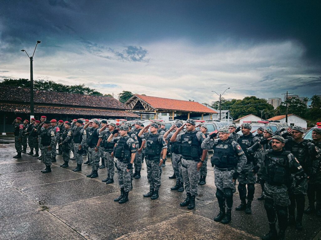 A Polícia Militar do Amazonas (PMAM) capturou cinco foragidos da Justiça durante operações realizadas na sexta-feira (28/02) nas zonas leste, oeste, norte e sul de Manaus. As prisões ocorreram em diferentes circunstâncias, desde patrulhamentos até barreiras policiais, e os suspeitos tinham mandados em aberto por crimes como tráfico de drogas, homicídio e roubo.