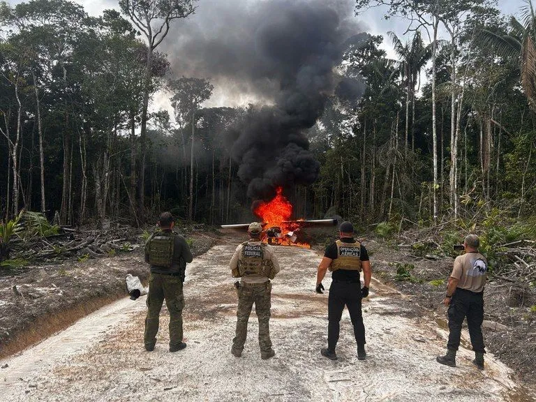 A Polícia Federal (PF) realizou uma operação para desmantelar importantes estruturas utilizadas pelo crime organizado no tráfico de drogas na cidade de Careiro, no Amazonas, entre os últimos dias 3 e 5 de março.