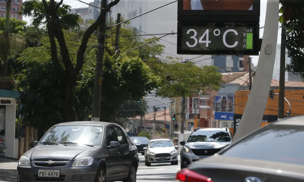 A Defesa Civil do Estado de São Paulo emitiu há pouco alerta severo de onda de calor para os municípios da região oeste do estado. As mensagem já foram enviadas aos celulares dos moradores de cidades como Presidente Prudente e Araçatuba.￼