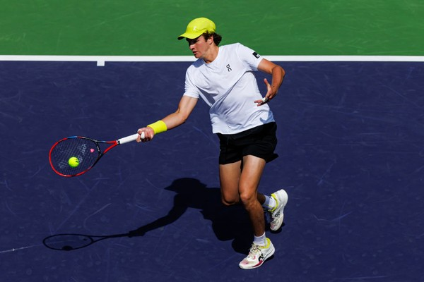 A estreia de João Fonseca em Indian Wells teve todos os ingredientes de um Masters 1000. Depois de vencer o primeiro set por 6/2, o brasileiro viu o britânico Jacob Farnley fazer 6/1 na segunda parcial em meio a uma enorme ventania na Califórnia. No terceiro e decisivo set, porém, melhor para o brasileiro, que triunfou por 6/3, avançando à segunda rodada. O próximo adversário do carioca é mais um tenista do Reino Unido, Jack Draper, atual número 14 do mundo.