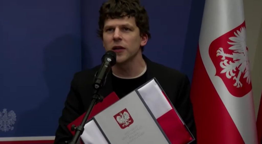 O ator Jesse Eisenberg, 41, teve a oportunidade de explorar suas raízes enquanto filmava “A Verdadeira Dor” na Polônia e está emocionado por ter recebido a cidadania do país.