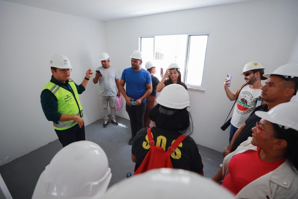 Famílias das comunidades da Sharp e Manaus 2000, beneficiárias do Programa Social e Ambiental de Manaus e Interior (Prosamin+), participaram, nesta terça-feira (08/04), de visita guiada ao Residencial Maués, no bairro Cachoeirinha, zona sul da capital. O conjunto habitacional está sendo construído pelo Governo do Amazonas, para receber as pessoas reassentadas pelo programa e que viviam em áreas de risco de alagação. O habitacional deve ser entregue pelo governador Wilson Lima na primeira quinzena de maio.
