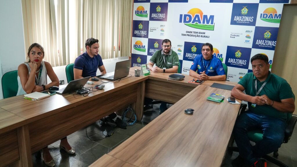 O Governo do Amazonas, por meio da Agência de Fomento do Estado do Amazonas (Afeam) apresentou, na terça-feira (06/05), o programa Limpa Crédito ao Instituto de Desenvolvimento Agropecuário e Florestal Sustentável do Amazonas (Idam). A iniciativa tem como objetivo fortalecer a parceria entre as instituições, com foco na orientação e apoio aos produtores rurais para regularização de pendências financeiras e retomada do acesso ao crédito.