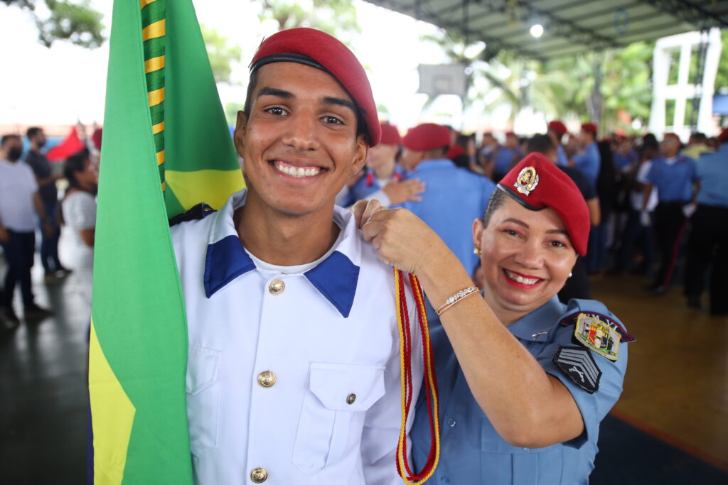As cerimônias acontecerão em 32 colégios ativos em todo o Estado. Em cada unidade, os alunos que ingressaram no primeiro bimestre participarão da solenidade de incorporação, momento em que recebem o alamar — insígnia que simboliza a integração à vida escolar baseada em princípios como disciplina, respeito, patriotismo e cidadania.