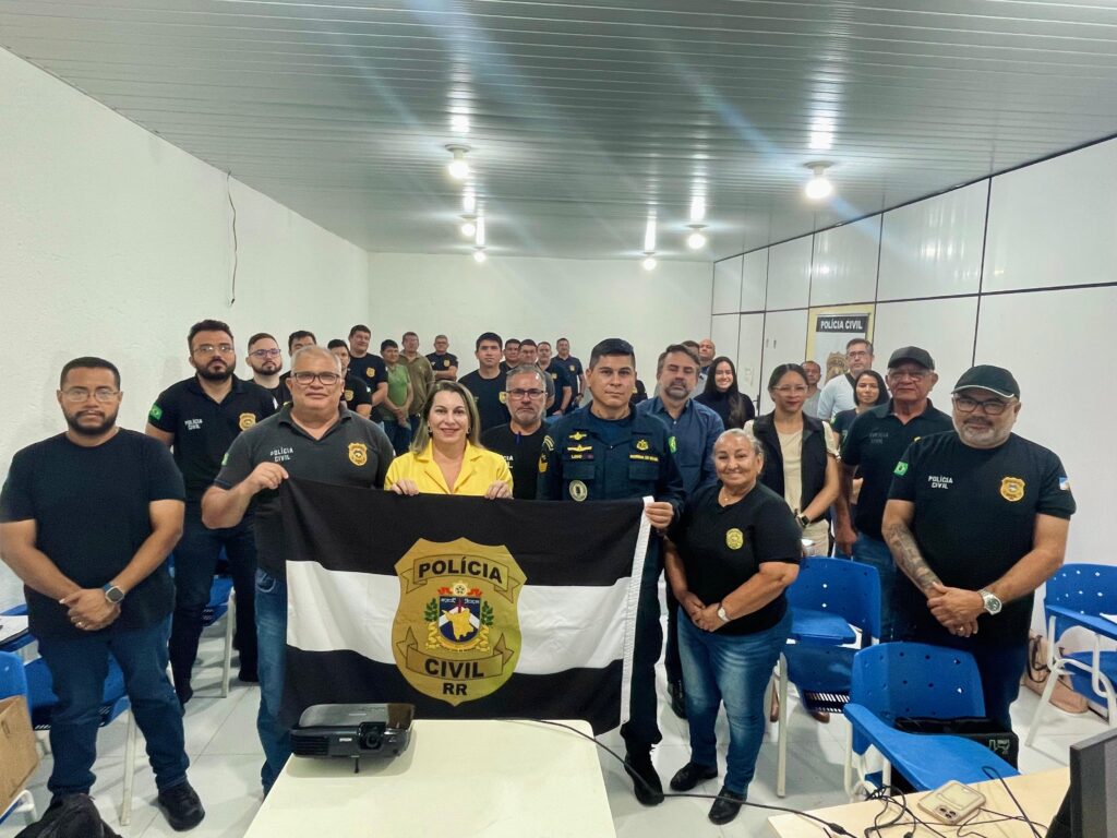 O Núcleo de Pesquisa e Ensino (Nupen), da PCRR (Polícia Civil de Roraima) iniciou nesta semana dois cursos voltados à capacitação de servidores: “Especial para Tripulação de Embarcações de Estado no Serviço Público” e “Gestão e Fiscalização de Contratos”. As formações são exclusivas para policiais civis e visam aprimorar habilidades técnicas e operacionais, promovendo a excelência na prestação do serviço público.