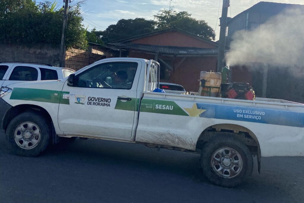 "Nesse período de 28 de abril a 1º de maio, realizamos a nebulização com o carro fumacê. Além disso, houve a intensificação das visitas à domiciliares, orientação à população de educação e saúde, sensibilização da rede de assistência, unidades básicas e hospitais, para que, nesse momento, todas os trabalhadores de saúde do município estejam envolvidos na vigilância efetiva dos casos suspeitos de dengue”, afirmou a gerente do Núcleo de Controle de Febre Amarela e Dengue da Sesau, Rosângela Santos.