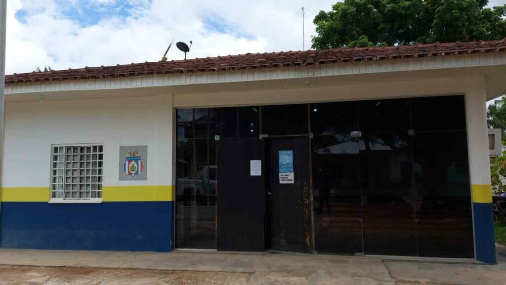 A Polícia Civil do Amazonas (PC-AM), por meio da 65ª Delegacia Interativa de Polícia (DIP) de Carauari (a 788 quilômetros de Manaus), prendeu em flagrante, na terça-feira (06/05), um homem, 45, por abandono de incapaz e omissão no caso de maus-tratos contra a sua irmã, de 43 anos, que é uma Pessoa com Deficiência (PcD). A prisão foi efetuada no bairro de Fátima, no município.