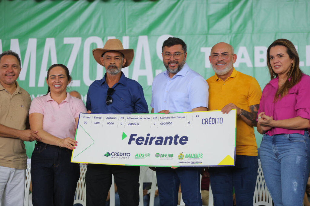 Durante agenda de inaugurações em Rio Preto da Eva (a 57 quilômetros de Manaus), o governador Wilson Lima realizou, nesta terça-feira (27/05), ações para fortalecer o setor primário e social do município. Ao todo, o Governo do Amazonas investiu mais de R$ 1,5 milhão em linhas e operações de crédito para fortalecimento de cadeias produtivas. A população também foi beneficiada com a entrega de 2,7 toneladas em cestas de alimentos e 80 kits enxoval.