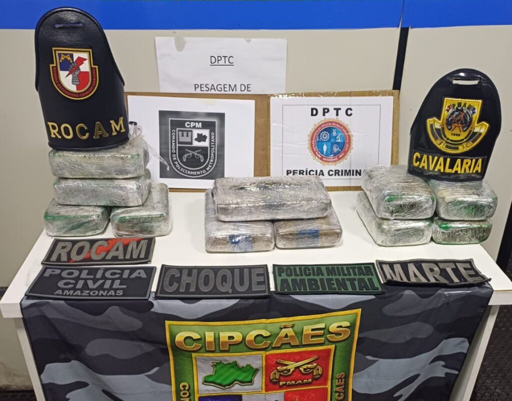 A Polícia Militar do Amazonas (PMAM) prendeu, na noite de quarta-feira (28/04), um homem, de 26 anos, dentro de uma embarcação, durante abordagem na Base Fluvial Arpão 3, nas proximidades de Coari (a 363 quilômetros de Manaus). A prisão foi efetuada após o suspeito ser flagrado transportando 11 quilos de entorpecentes dentro de uma mochila. A droga foi avaliada em mais de R$ 700 mil.