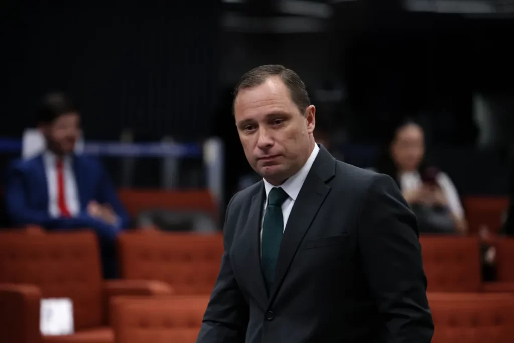 O tenente-coronel Mauro Cid disse, em acareação nesta terça-feira (24), que mudou sua versão sobre uma reunião com o general Walter Braga Netto depois de saber da operação deflagrada pela Polícia Federal (PF) que descobriu o plano "Punhal Verde e Amarelo" que visava uma tentativa de golpe de Estado.