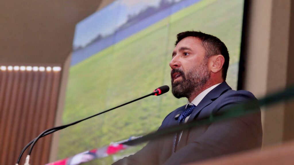 O município de Boa Vista do Ramos foi contemplado com a entrega do novo Estádio Carlos Tavares, conhecido como “Carlão”, inaugurado no último sábado (21/6) pelo governador Wilson Lima. A obra representa um marco para o fomento ao esporte no interior do Amazonas e contou com investimento total de R$ 812,4 mil, sendo R$ 500 mil provenientes de emenda parlamentar do deputado estadual Carlinhos Bessa (PV).