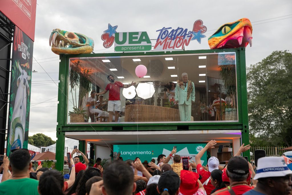 Ao lado da Catedral de Nossa Senhora do Carmo e do Bumbódromo – os dois maiores templos religioso e cultural de Parintins –, o estúdio de vidro da Universidade do Estado do Amazonas (UEA) iniciou, na quinta-feira (26/6), a transmissão, ao vivo, do programa “Toada do Milton”. A revista eletrônica comandada pelo artista Milton Cunha será exibida até domingo (29/6), pelo canal oficial da UEA, no YouTube, das 14h30 às 18h30.