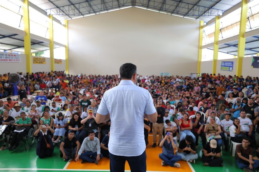 O governador Wilson Lima entregou, nesta quarta-feira (04/06), a segunda etapa da obra de recuperação e pavimentação do sistema viário de Itacoatiara (a 176 quilômetros de Manaus), como parte do programa Asfalta Amazonas, além de destacar os avanços na modernização da rodovia AM-010. Com investimento de R$ 25,08 milhões, a nova fase contemplou 21,75 quilômetros de vias totalmente pavimentadas, beneficiando diretamente moradores de seis bairros do município.
