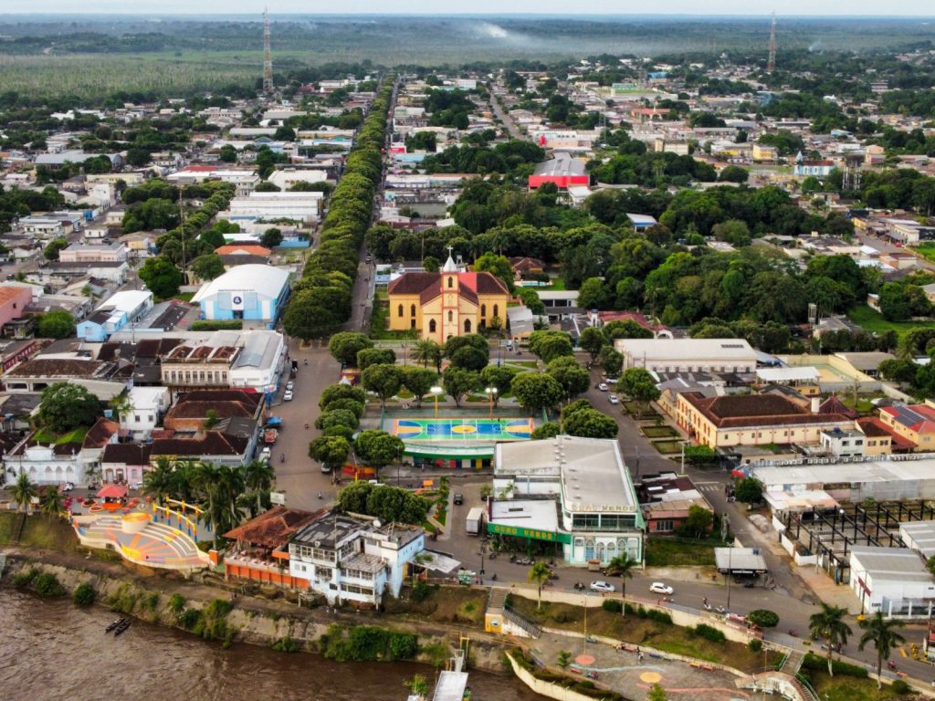 O governador Wilson Lima entregou, nesta quarta-feira (04/06), a segunda etapa da obra de recuperação e pavimentação do sistema viário de Itacoatiara (a 176 quilômetros de Manaus), como parte do programa Asfalta Amazonas, além de destacar os avanços na modernização da rodovia AM-010. Com investimento de R$ 25,08 milhões, a nova fase contemplou 21,75 quilômetros de vias totalmente pavimentadas, beneficiando diretamente moradores de seis bairros do município.